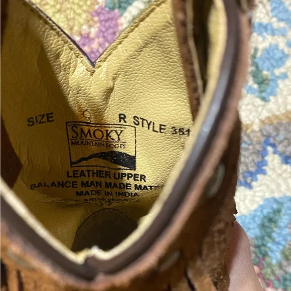 Smoky mountains brown suede with fringe and brass buttons. Girls size 9 - Picture 4 of 7